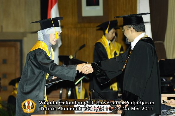 wisuda-fe-oleh-rektor-125-copy