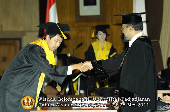 wisuda-fe-oleh-rektor-126-copy