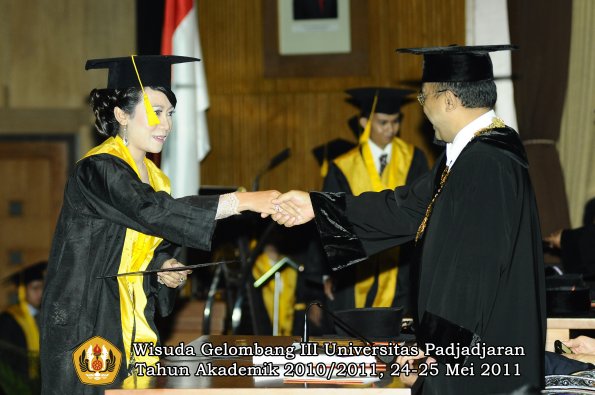 wisuda-fe-oleh-rektor-127-copy