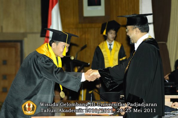 wisuda-fe-oleh-rektor-128-copy