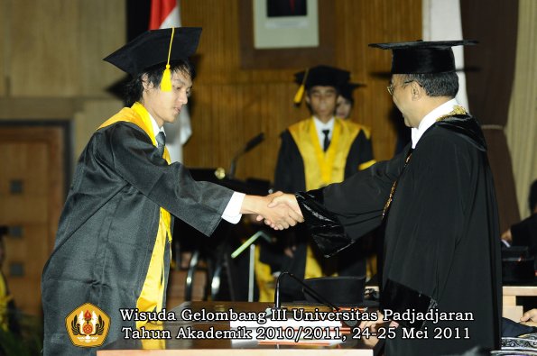 wisuda-fe-oleh-rektor-129-copy