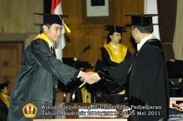 wisuda-fe-oleh-rektor-130-copy