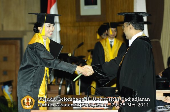 wisuda-fe-oleh-rektor-131-copy