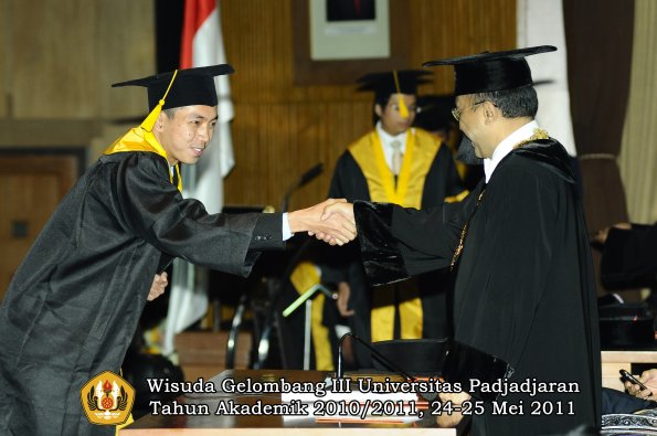 wisuda-fe-oleh-rektor-134-copy