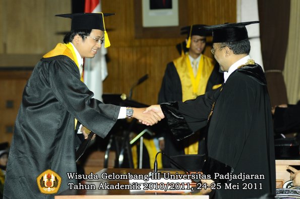 wisuda-fe-oleh-rektor-135-copy