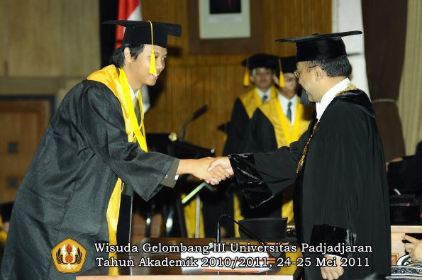 wisuda-fe-oleh-rektor-136-copy