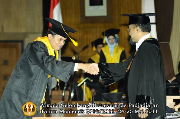 wisuda-fe-oleh-rektor-138-copy