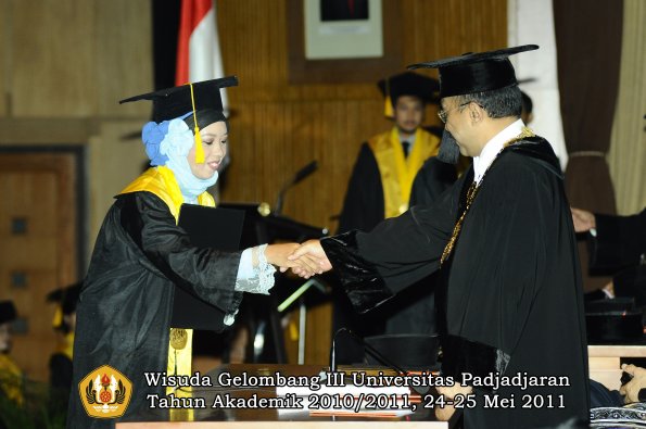 wisuda-fe-oleh-rektor-139-copy