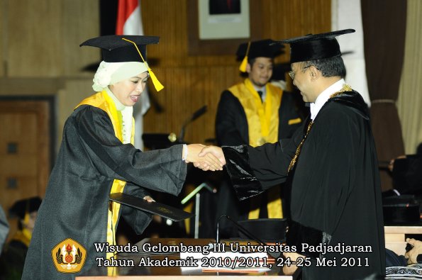 wisuda-fe-oleh-rektor-140-copy