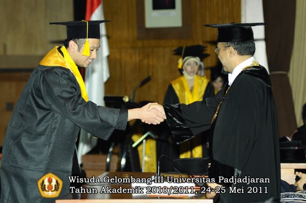 wisuda-fe-oleh-rektor-141-copy