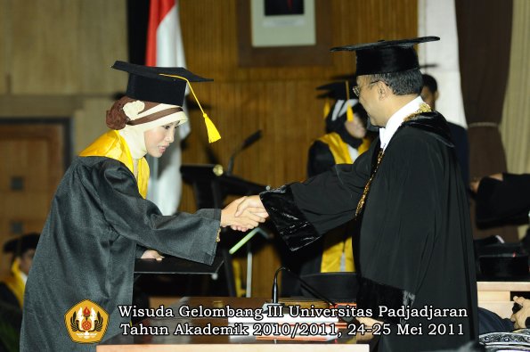 wisuda-fe-oleh-rektor-142-copy