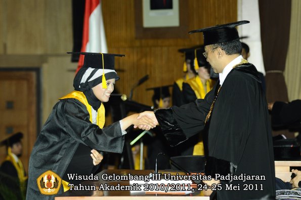 wisuda-fe-oleh-rektor-143-copy