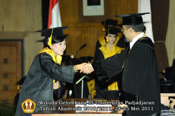 wisuda-fe-oleh-rektor-144-copy