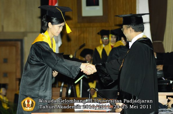 wisuda-fe-oleh-rektor-147-copy