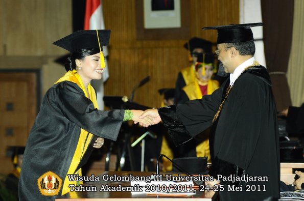 wisuda-fe-oleh-rektor-148-copy