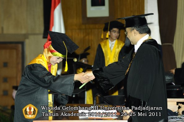 wisuda-fe-oleh-rektor-149-copy