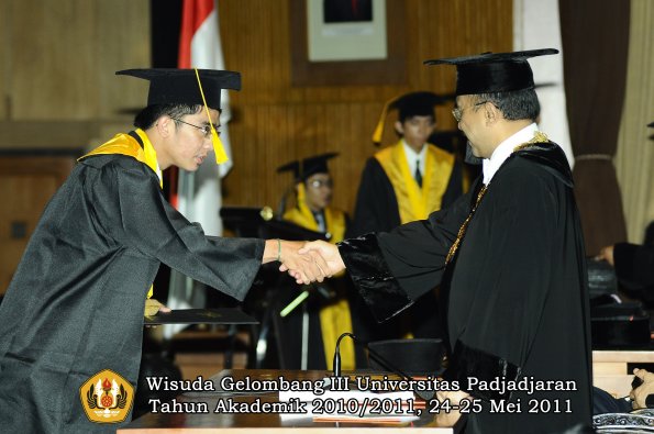 wisuda-fe-oleh-rektor-150-copy