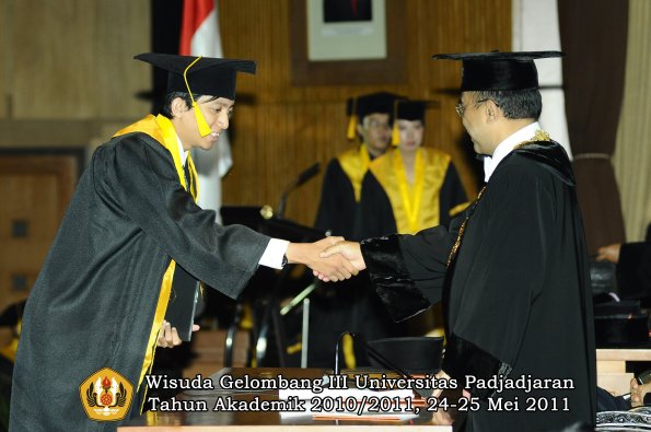 wisuda-fe-oleh-rektor-151-copy