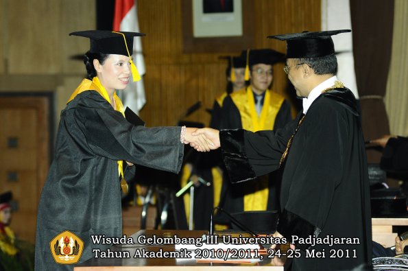 wisuda-fe-oleh-rektor-152-copy