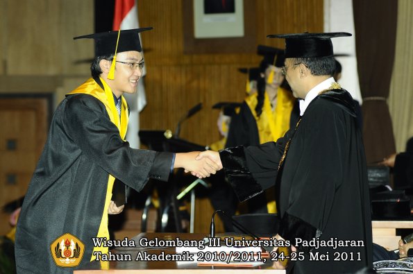 wisuda-fe-oleh-rektor-153-copy