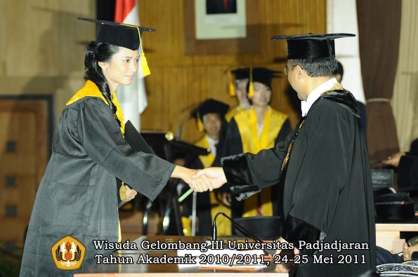 wisuda-fe-oleh-rektor-154-copy