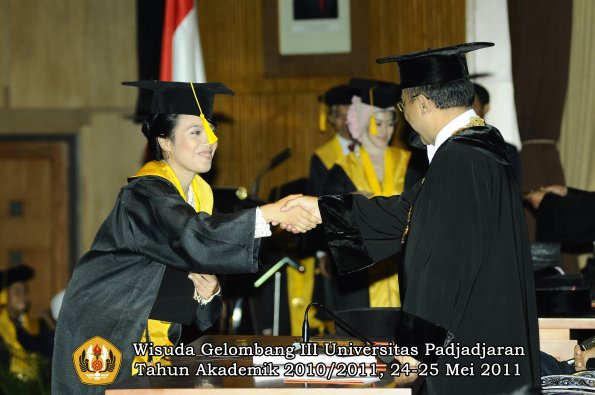 wisuda-fe-oleh-rektor-155-copy