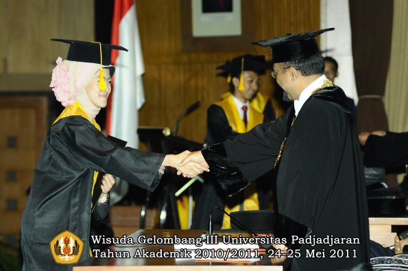 wisuda-fe-oleh-rektor-156-copy