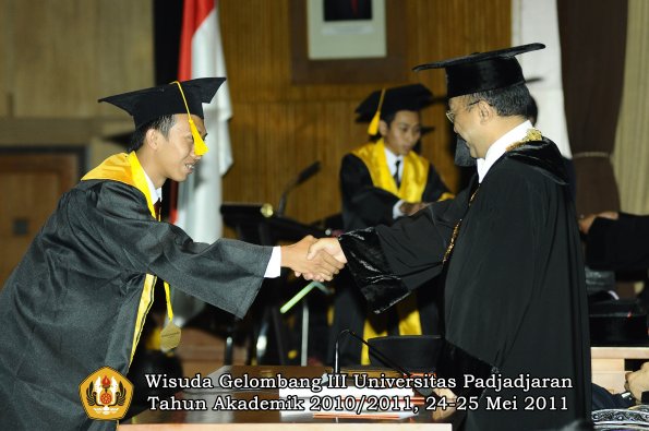 wisuda-fe-oleh-rektor-157-copy