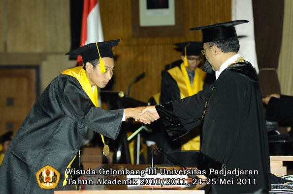 wisuda-fe-oleh-rektor-158-copy