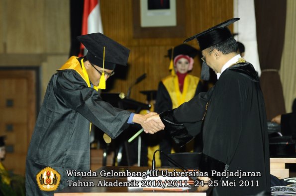 wisuda-fe-oleh-rektor-159-copy