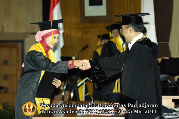 wisuda-fe-oleh-rektor-160-copy