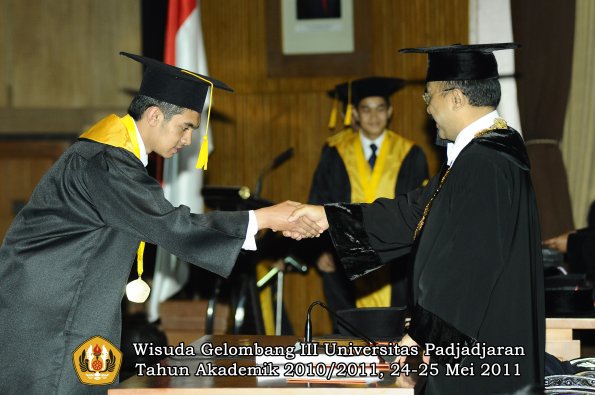 wisuda-fe-oleh-rektor-161-copy