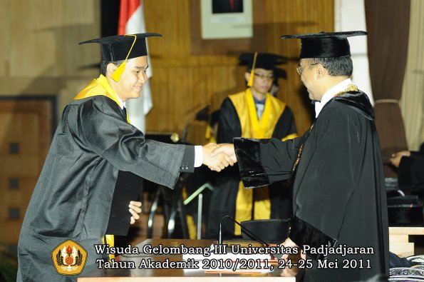 wisuda-fe-oleh-rektor-162-copy