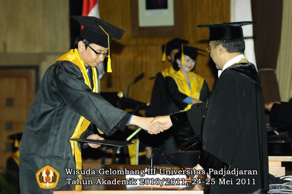 wisuda-fe-oleh-rektor-163-copy