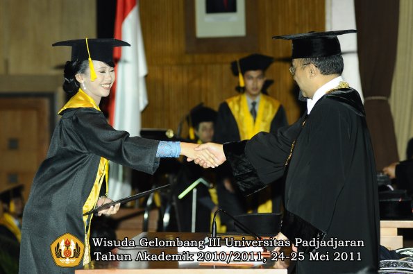 wisuda-fe-oleh-rektor-164-copy