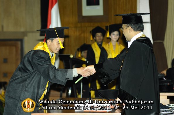 wisuda-fe-oleh-rektor-165-copy