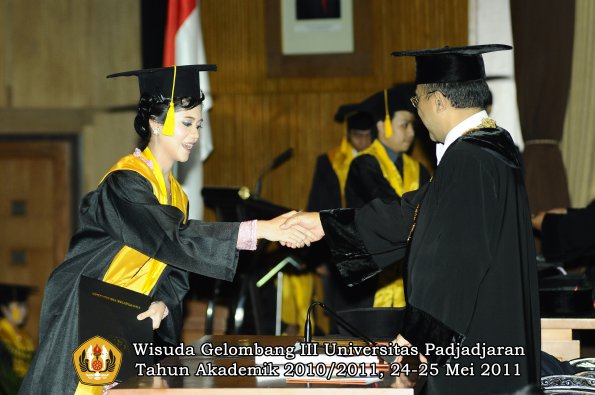 wisuda-fe-oleh-rektor-166-copy