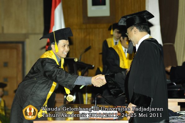 wisuda-fe-oleh-rektor-167-copy