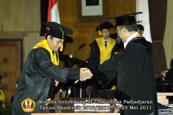 wisuda-fe-oleh-rektor-168-copy