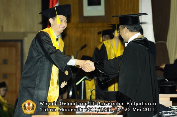 wisuda-fe-oleh-rektor-169-copy