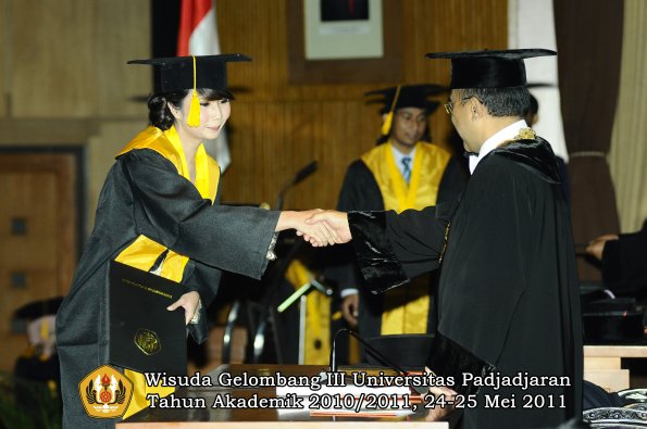 wisuda-fe-oleh-rektor-170-copy