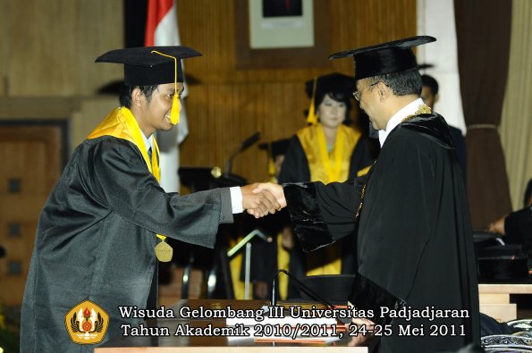 wisuda-fe-oleh-rektor-171-copy