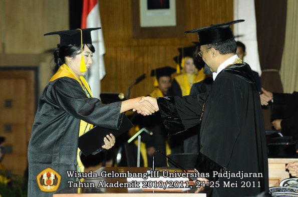 wisuda-fe-oleh-rektor-172-copy