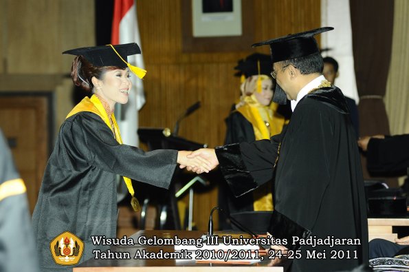 wisuda-fe-oleh-rektor-173-copy