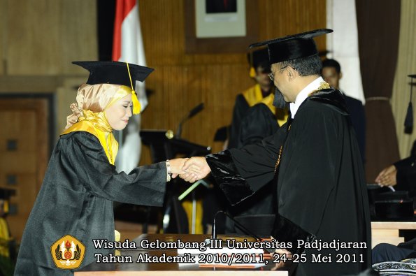 wisuda-fe-oleh-rektor-174-copy