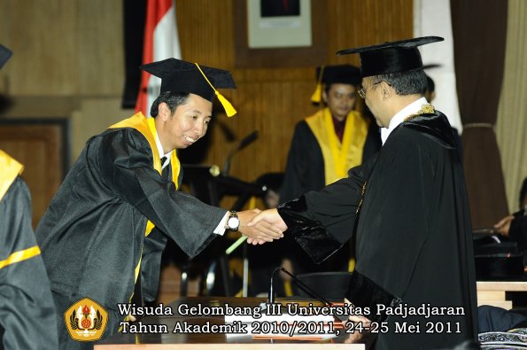 wisuda-fe-oleh-rektor-175-copy