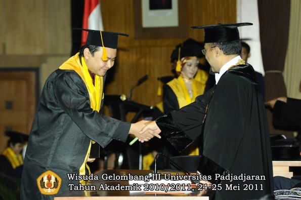 wisuda-fe-oleh-rektor-176-copy