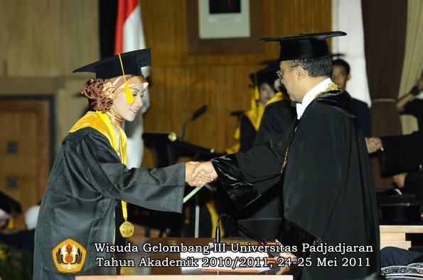 wisuda-fe-oleh-rektor-177-copy