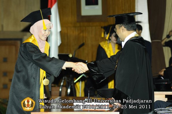 wisuda-fe-oleh-rektor-178-copy