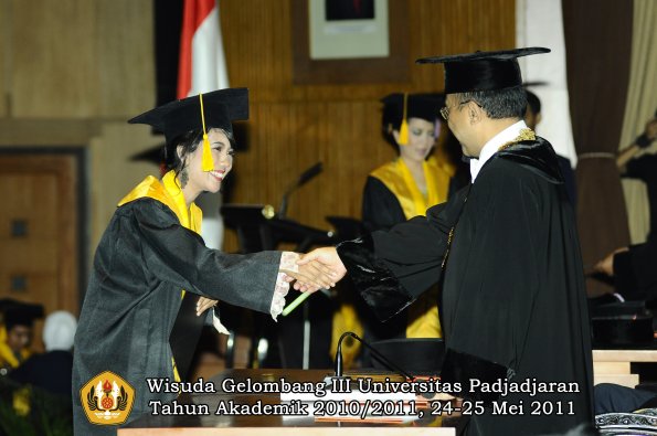 wisuda-fe-oleh-rektor-179-copy